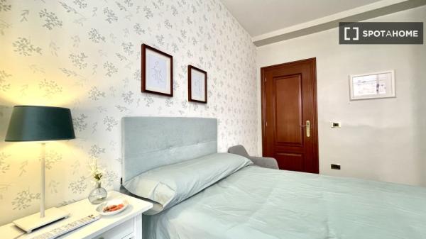 Gran habitación en un apartamento de 5 dormitorios en Abando, Bilbao