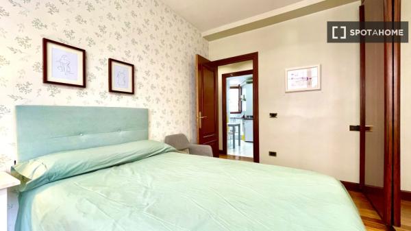 Gran habitación en un apartamento de 5 dormitorios en Abando, Bilbao