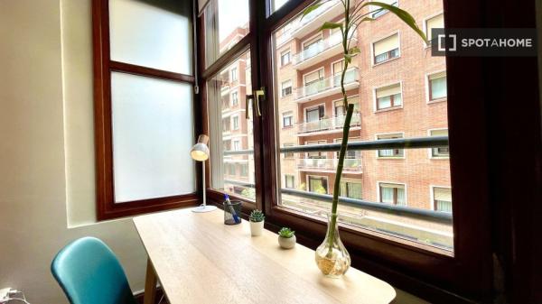 Gran habitación en un apartamento de 5 dormitorios en Abando, Bilbao