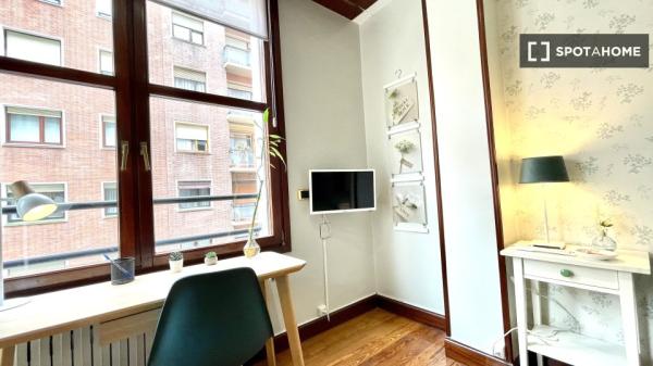 Gran habitación en un apartamento de 5 dormitorios en Abando, Bilbao