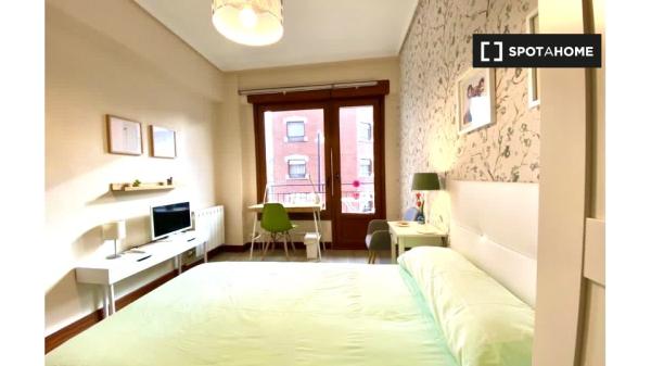 Habitación decorada en piso de 5 habitaciones en Indautxu, Bilbao