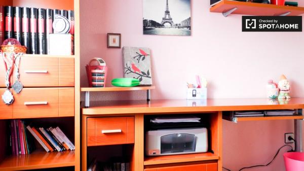 Acogedora habitación en alquiler en un apartamento de 4 dormitorios en Pino Montano
