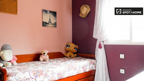 Acogedora habitación en alquiler en un apartamento de 4 dormitorios en Pino Montano