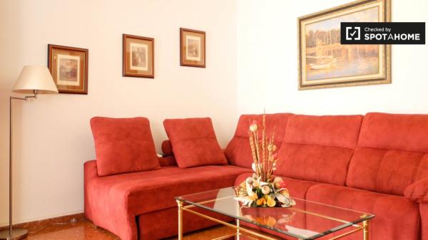 Acogedora habitación en alquiler en un apartamento de 4 dormitorios en Pino Montano