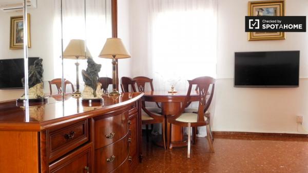 Acogedora habitación en alquiler en un apartamento de 4 dormitorios en Pino Montano