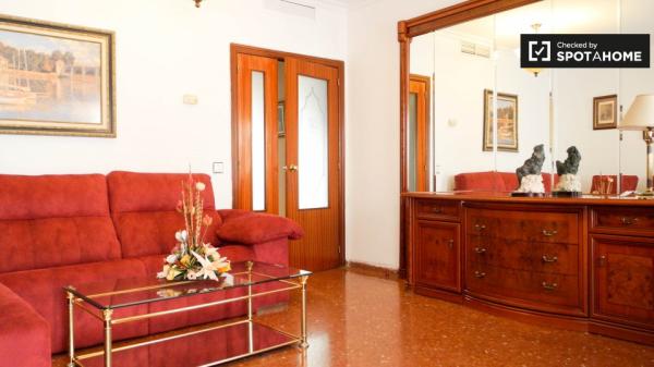 Acogedora habitación en alquiler en un apartamento de 4 dormitorios en Pino Montano