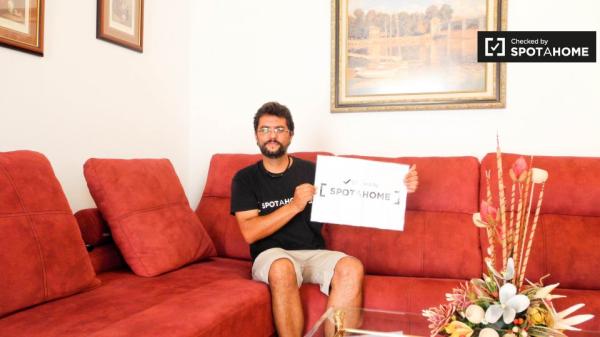 Acogedora habitación en alquiler en un apartamento de 4 dormitorios en Pino Montano