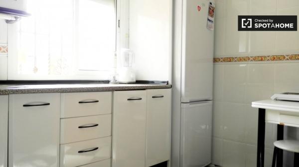 Acogedora habitación en alquiler en un apartamento de 4 dormitorios en Pino Montano