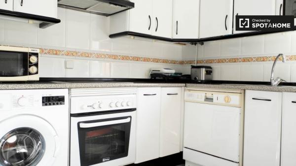 Acogedora habitación en alquiler en un apartamento de 4 dormitorios en Pino Montano