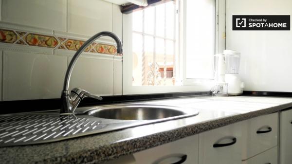 Acogedora habitación en alquiler en un apartamento de 4 dormitorios en Pino Montano