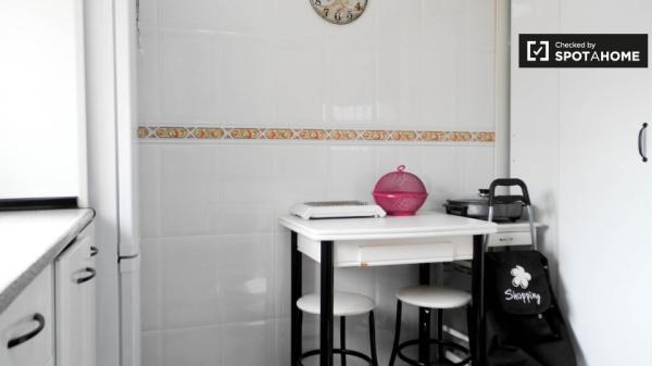 Acogedora habitación en alquiler en un apartamento de 4 dormitorios en Pino Montano