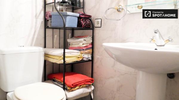 Acogedora habitación en alquiler en un apartamento de 4 dormitorios en Pino Montano