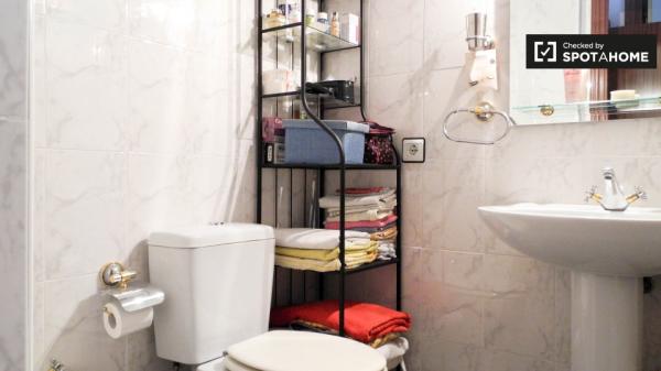 Acogedora habitación en alquiler en un apartamento de 4 dormitorios en Pino Montano