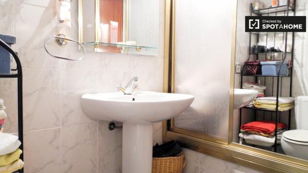 Acogedora habitación en alquiler en un apartamento de 4 dormitorios en Pino Montano