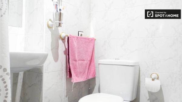 Acogedora habitación en alquiler en un apartamento de 4 dormitorios en Pino Montano