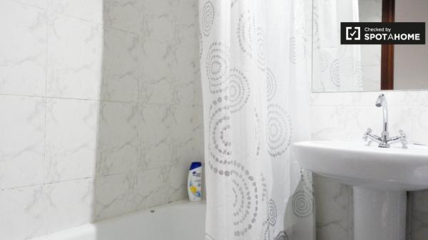 Acogedora habitación en alquiler en un apartamento de 4 dormitorios en Pino Montano