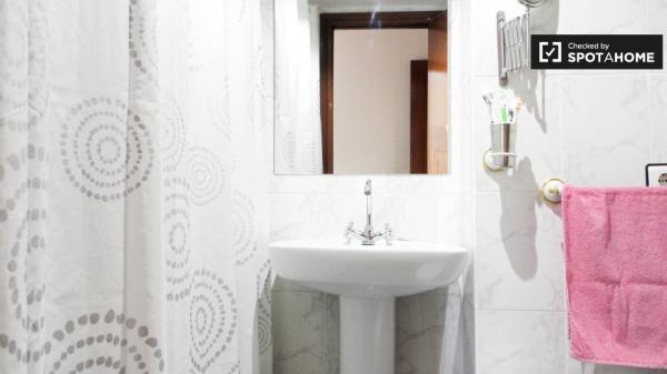 Acogedora habitación en alquiler en un apartamento de 4 dormitorios en Pino Montano