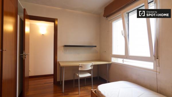 Habitación para alquilar en un apartamento de 4 dormitorios en la tranquila Rekalde