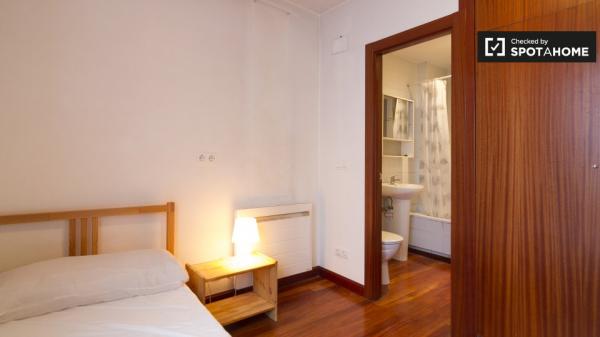 Habitación para alquilar en un apartamento de 4 dormitorios en la tranquila Rekalde