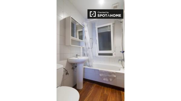 Habitación para alquilar en un apartamento de 4 dormitorios en la tranquila Rekalde