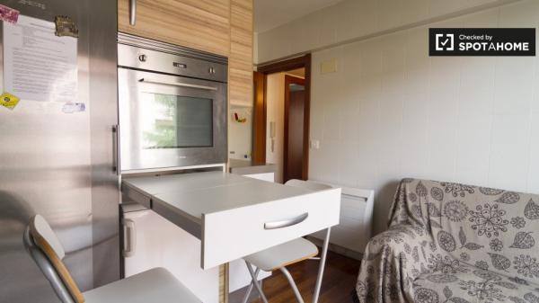 Habitación para alquilar en un apartamento de 4 dormitorios en la tranquila Rekalde