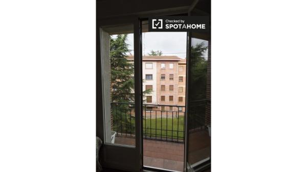 Habitación para alquilar en un apartamento de 4 dormitorios en la tranquila Rekalde