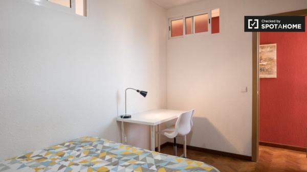 Colorida habitación en alquiler en Alcalá de Henares, Madrid.
