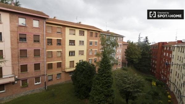 Habitación para alquilar en un apartamento de 4 dormitorios en la tranquila Rekalde