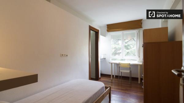 Habitación para alquilar en un apartamento de 4 dormitorios en la tranquila Rekalde