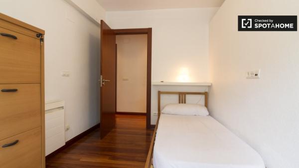 Habitación para alquilar en un apartamento de 4 dormitorios en la tranquila Rekalde