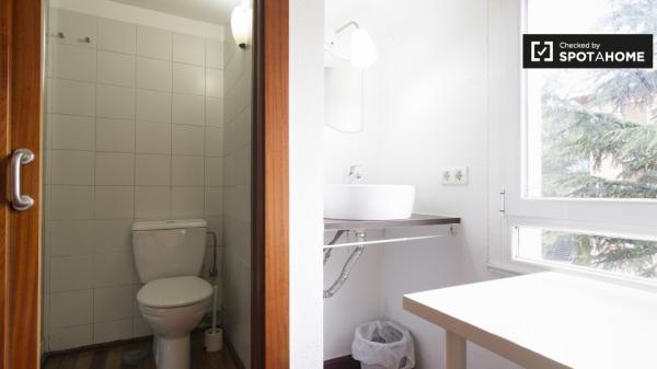 Habitación para alquilar en un apartamento de 4 dormitorios en la tranquila Rekalde