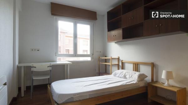 Habitación para alquilar en un apartamento de 4 dormitorios en la tranquila Rekalde