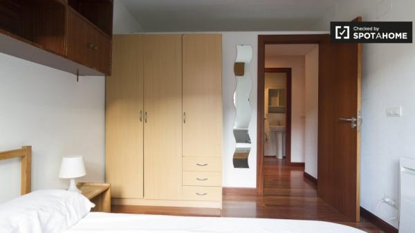 Habitación para alquilar en un apartamento de 4 dormitorios en la tranquila Rekalde