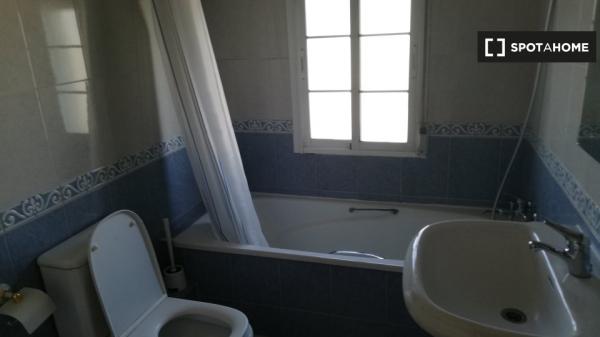 Habitación en piso compartido en villanueva de la cañada.