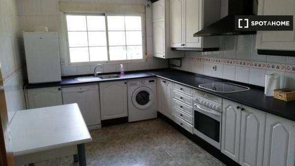 Habitación en piso compartido en villanueva de la cañada.