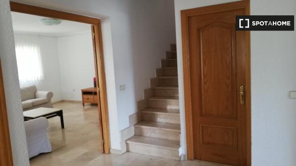 Habitación en piso compartido en villanueva de la cañada.