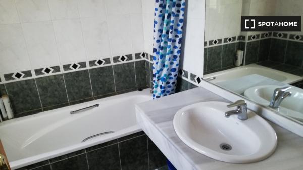 Habitación en piso compartido en villanueva de la cañada.