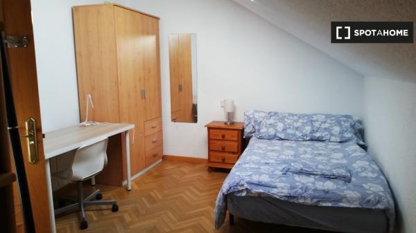 Habitación en piso compartido en villanueva de la cañada.