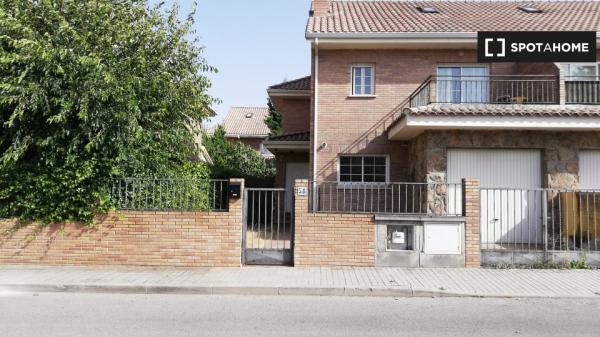Habitación en piso compartido en villanueva de la cañada.