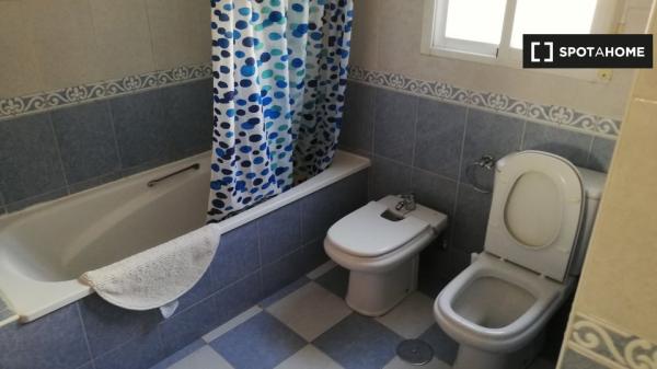 Habitación en piso compartido en villanueva de la cañada.