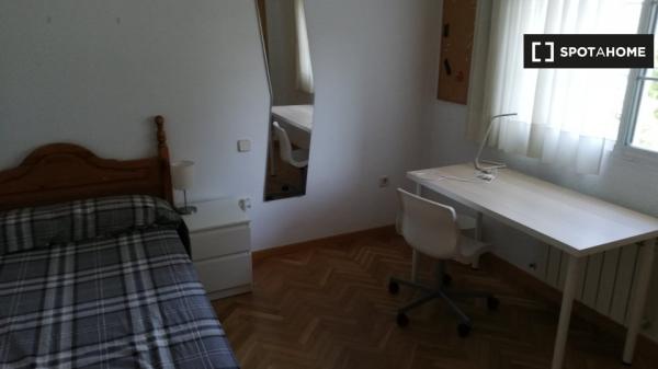 Habitación en piso compartido en villanueva de la cañada.