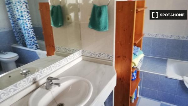 Habitación en piso compartido en villanueva de la cañada.