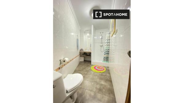 Amplia habitación en piso de 4 dormitorios en Málaga