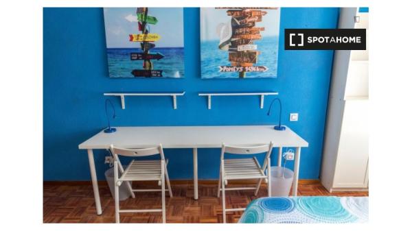 Se alquila habitación en apartamento de 5 dormitorios en Alcalá de Henares.