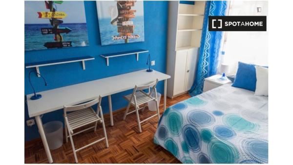Se alquila habitación en apartamento de 5 dormitorios en Alcalá de Henares.