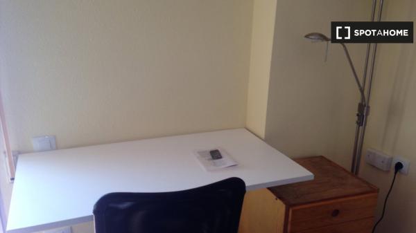 Se alquila habitación en apartamento de 4 dormitorios en La Saïdia, Valencia