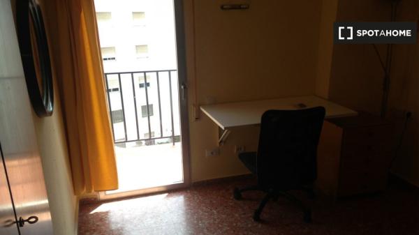 Se alquila habitación en apartamento de 4 dormitorios en La Saïdia, Valencia
