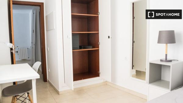 Habitación en apartamento de 4 dormitorios en Poblats Marítims, Valencia