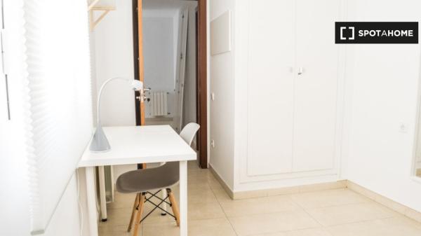 Habitación en apartamento de 4 dormitorios en Poblats Marítims, Valencia