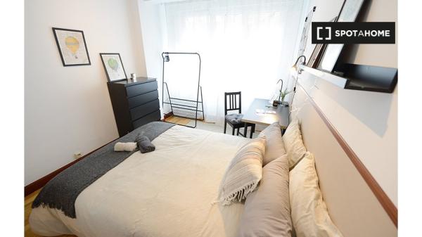 Se alquila habitación en piso de 5 dormitorios en Deusto, Bilbao